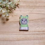 【siro-pinku12様ご予約作品】ネコの刺繍ブローチ  〜カエルの被り物〜