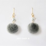 冬支度♪スワロフスキー付きシンプル可愛い*大人のもふもふファーボールパールピアス【ふさふさグレー×スノーホワイト】