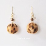 冬支度♪スワロフスキー付きシンプル可愛い*大人のもふもふファーボールパールピアス【レオパード(ベンガルキャット)×チョコレートブラウン】