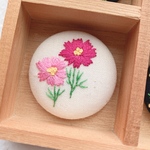 コスモスの刺繍ブローチ