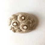 ＭＡＲＵ花 ② 刺繍ブローチ  オフホワイト