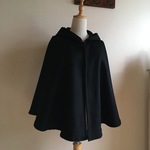 カシミヤウール黒で作ったフードケープ