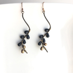 黒葉の小枝ピアス 