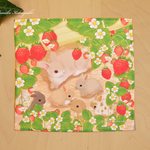うさぎのハンカチ(子うさぎとイチゴ）