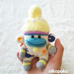ふわふわ帽子のミニソックモンキー（恐竜の足あと） 