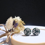 くるみボタンの刺繍ピアス white leaf