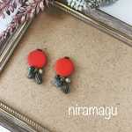 赤いウッドビーズのジャラッとピアス