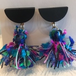 半月ウッドのタッセルピアス