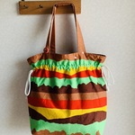 おなかすいたー。ハンバーガー。ブラウン。巾着バッグ。