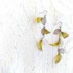 踊るカーキフェザーと透かしリーフのピアスorイヤリング