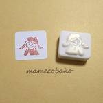 みつあみおんなのこ　ベレー帽で考え中：消しゴムはんこ。