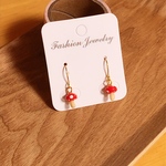 秋にぴったり！小さなきのこのピアス