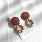 イヤリング/ピアス ケシパールフープ×レンガ色くるみボタンイヤリング/ピアス