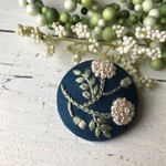【ブローチorヘアゴムorパッチンピン】刺繍  マリーゴールド (ブルー)