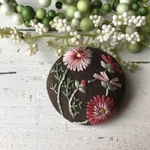 【ブローチorヘアゴムorパッチンピン】刺繍  コスモス (ビターチョコ)