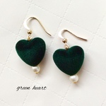 green  ベロアハートのピアス・イヤリング