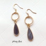  gray しずく型ファーチャームのピアス・イヤリング