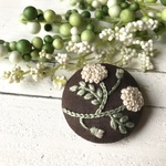【ブローチorヘアゴムorパッチンピン】刺繍  マリーゴールド (ビターチョコ)