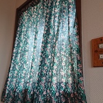 《 送料無料 》 カフェカーテン  ＊  小花柄 ＊ ネイビー ＊ サーモンピンクの花   