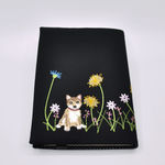 お花畑わんこ刺繍（柴犬）　A５サイズブックカバー（縦書き右開き用）〈黒〉