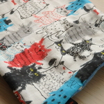 【SALE】やわらか８重ガーゼハンカチ　ねこ柄／ホワイト
