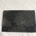 モノトーンの花模様の紬の数珠入れＢ