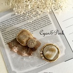 【送料無料】限定１個 ❤️アンティークボタンの刺繍アシンメトリー＊カーキ　樹脂ポストピアス/ばね式イヤリング❤️