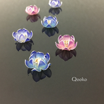 すりガラスのような蓮の花