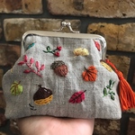 秋の刺繍がま口ポーチ♪