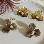 お花とパールのピアス