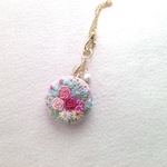 リネンと刺繍の花刺繍のバックチャーム＆ブローチT
