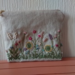 ボタニカルガーデン刺繍　マチありポーチ㍴