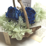 青い薔薇のバスケット