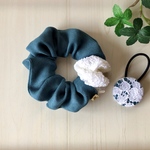 やわらかスエードのシュシュ✿ターコイズブルー×ホワイト　ヘアゴム付き【再掲セール】　