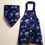110cm ゴム入 子供用エプロン(三角巾/給食帽・巾着袋オプション)宇宙(ネイビー)