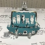 がま口親子財布前ポケット付　　並んだねこちゃん（グリーン）