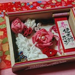 【文字オーダー】送料込み  『ご結婚祝い』                                      使って飾れるつまみ細工&ミニチュア掛け軸   