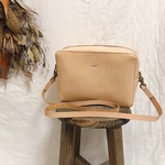 SALE!ナチュラルなヌメ革のスクエア型ショルダーバッグ