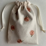 再販！お花刺繍ミニ巾着   ブラウンマーガレット×生成り