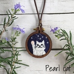 ミニ刺繍枠のネックレス【猫と流星】