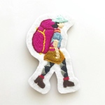 ハイカー  夏佳さん 刺繍ブローチ