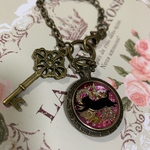 『時空猫』猫×歯車のレジンバッグチャーム(小)ピンク