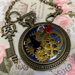 【おすわり猫】猫×歯車の懐中時計型バッグチャーム
