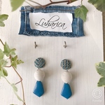 396 コットンボールとブルーのペンタゴンのピアス