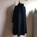 ウールサキソニー黒で作ったハイネックリボンフレアワンピース