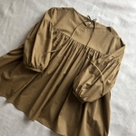 ぐるっと一回りギャザーたっぷり　胸切り替えのボートネックブラウス　 後ろリボン　コットンローン キャメル