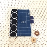 ほぼ日手帳カバー カズンサイズ ミナペルホネン chouchoチェックとtambourine ネイビーの組み合わせ