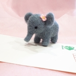 羊毛フェルトの小さなゾウさん