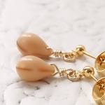 秋のクリーム チェコドロップの一粒ピアス オペークベージュ  G