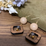 ウッドベージュのナチュラルピアス